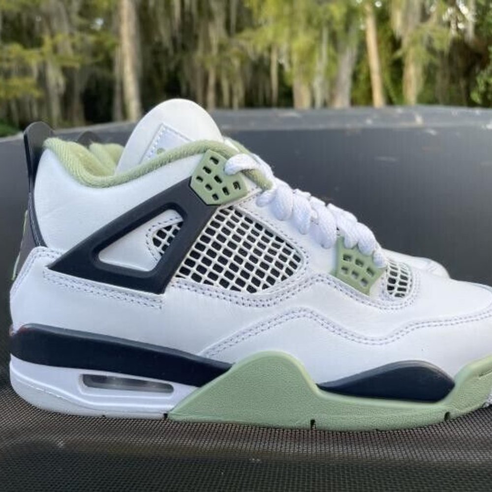 New Jordan 4 Retro Seafoam Size 5.5 (W) (AQ9129-103)